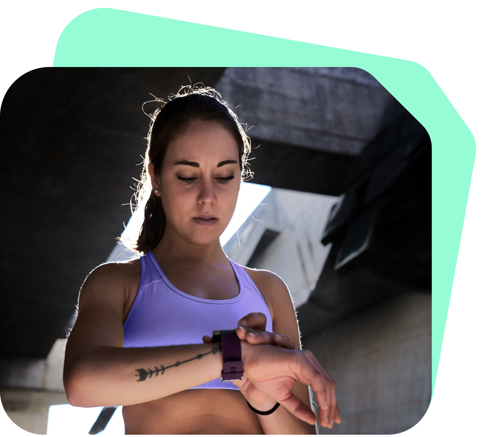 Hardloper kijkend naar haar smartwatch tijdens het trainen Hardloper kijkend naar haar smartwatch tijdens het trainen