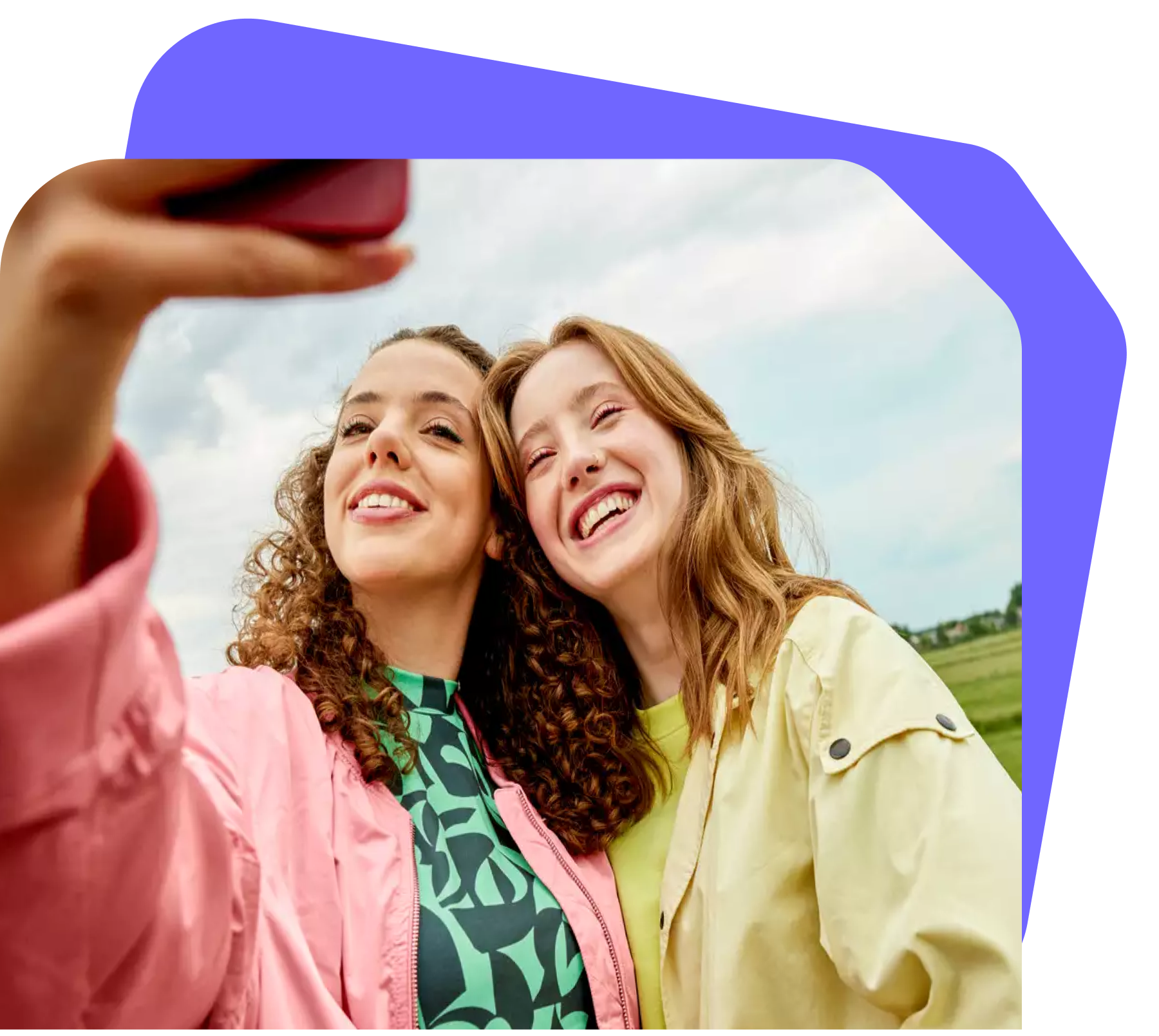 lachende meiden die een selfie maken