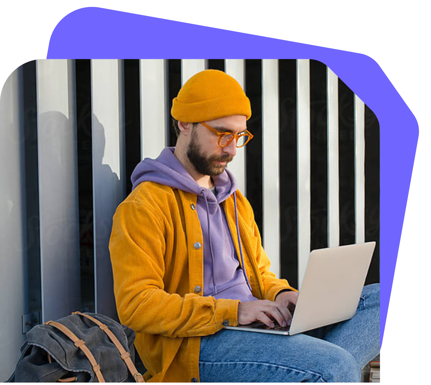 man op laptop aan het werk buiten