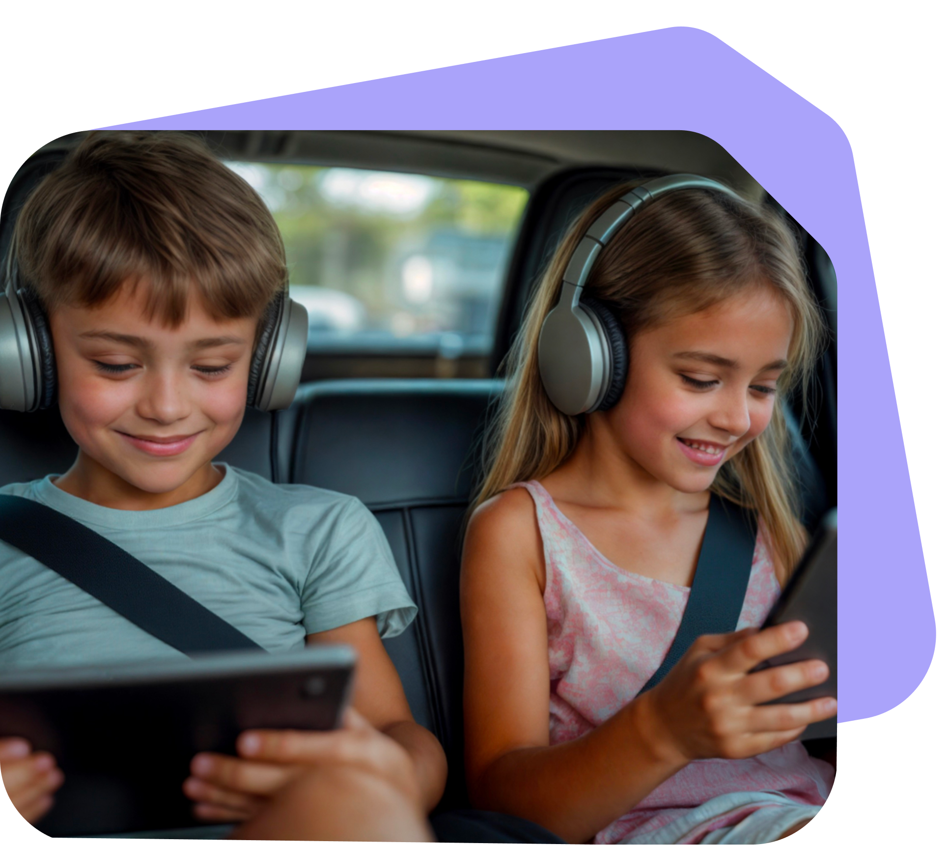 Kinderen op de achterbank op hun tablet Kinderen op de achterbank op hun tablet