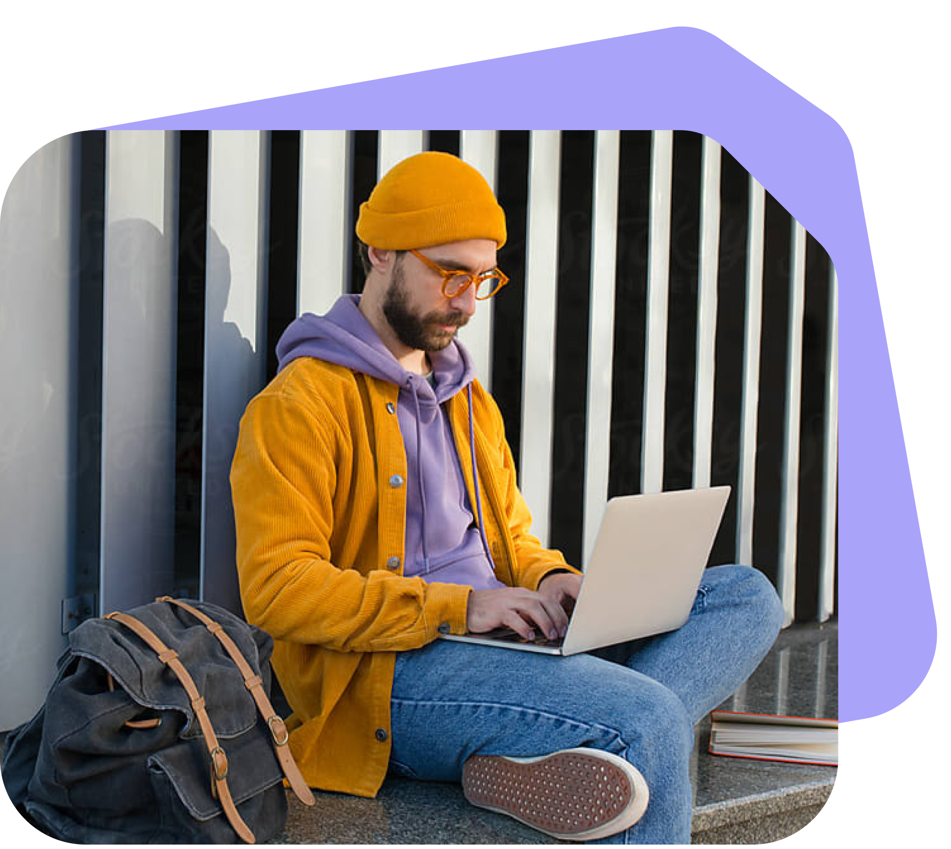 man op laptop aan het werk buiten man op laptop aan het werk buiten